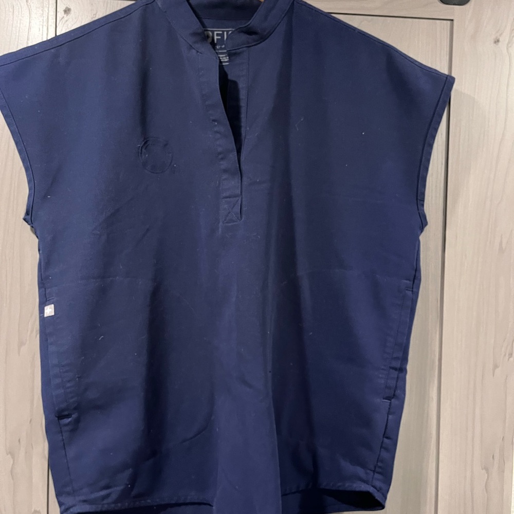 X-Small Figs scrub top. Navy